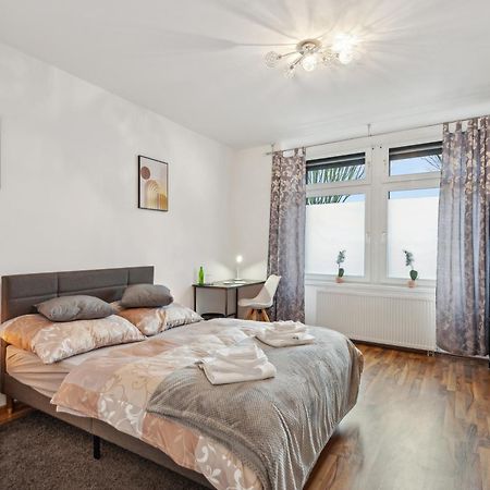 Zentrale Lage ... Ideal Fuer Geschaeftsleute, Monteure, Familien...3 Zimmer, Wlan, Smarttv Mettmann Luaran gambar