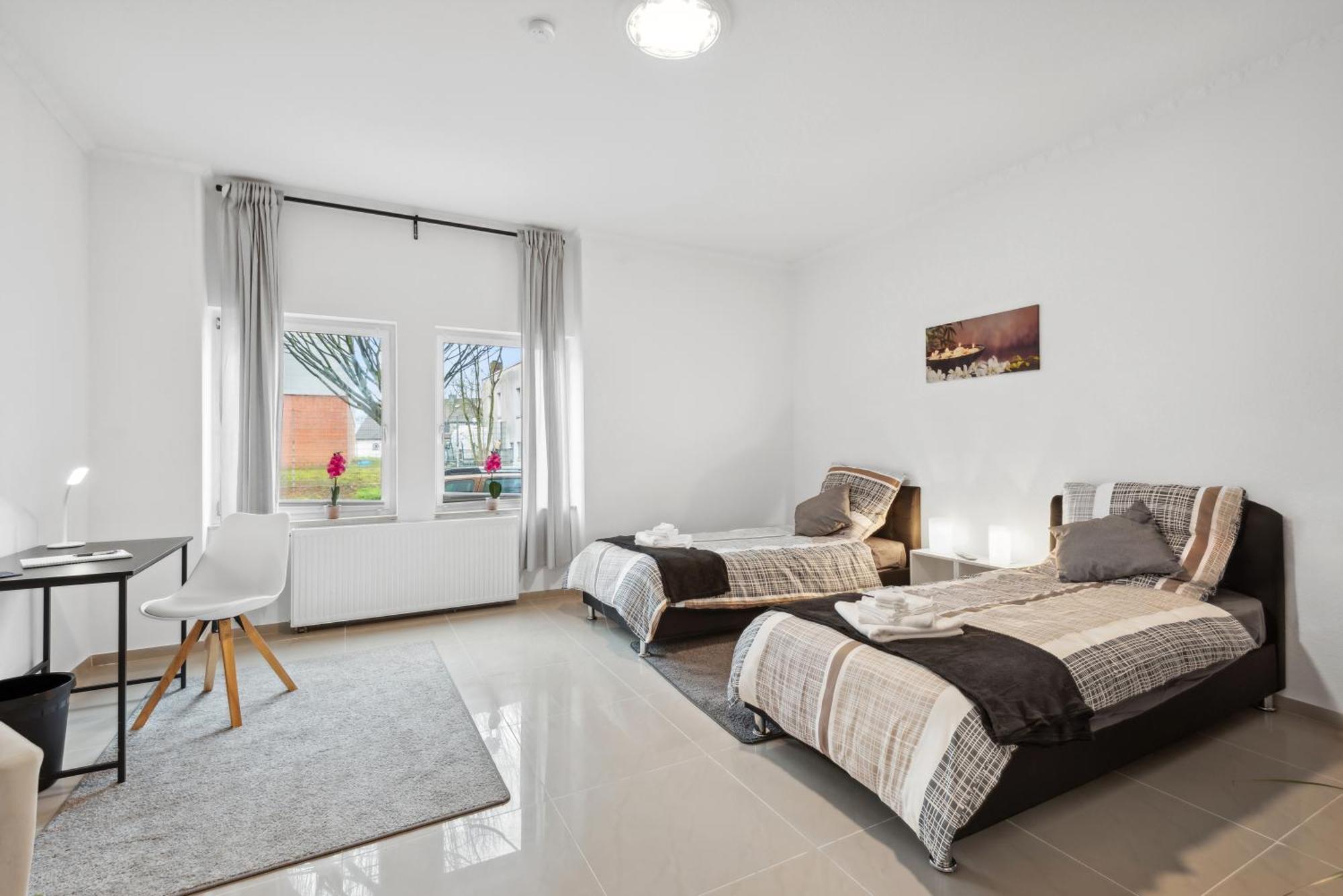 Zentrale Lage ... Ideal Fuer Geschaeftsleute, Monteure, Familien...3 Zimmer, Wlan, Smarttv Mettmann Luaran gambar