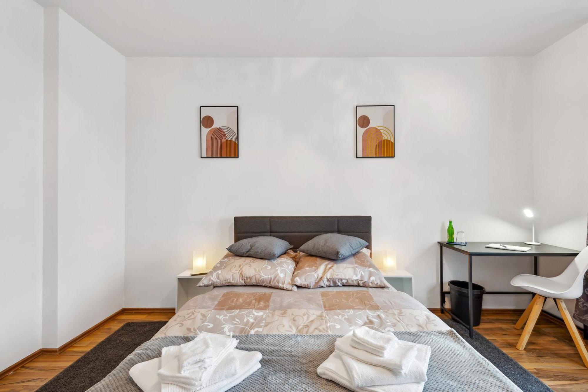 Zentrale Lage ... Ideal Fuer Geschaeftsleute, Monteure, Familien...3 Zimmer, Wlan, Smarttv Mettmann Luaran gambar