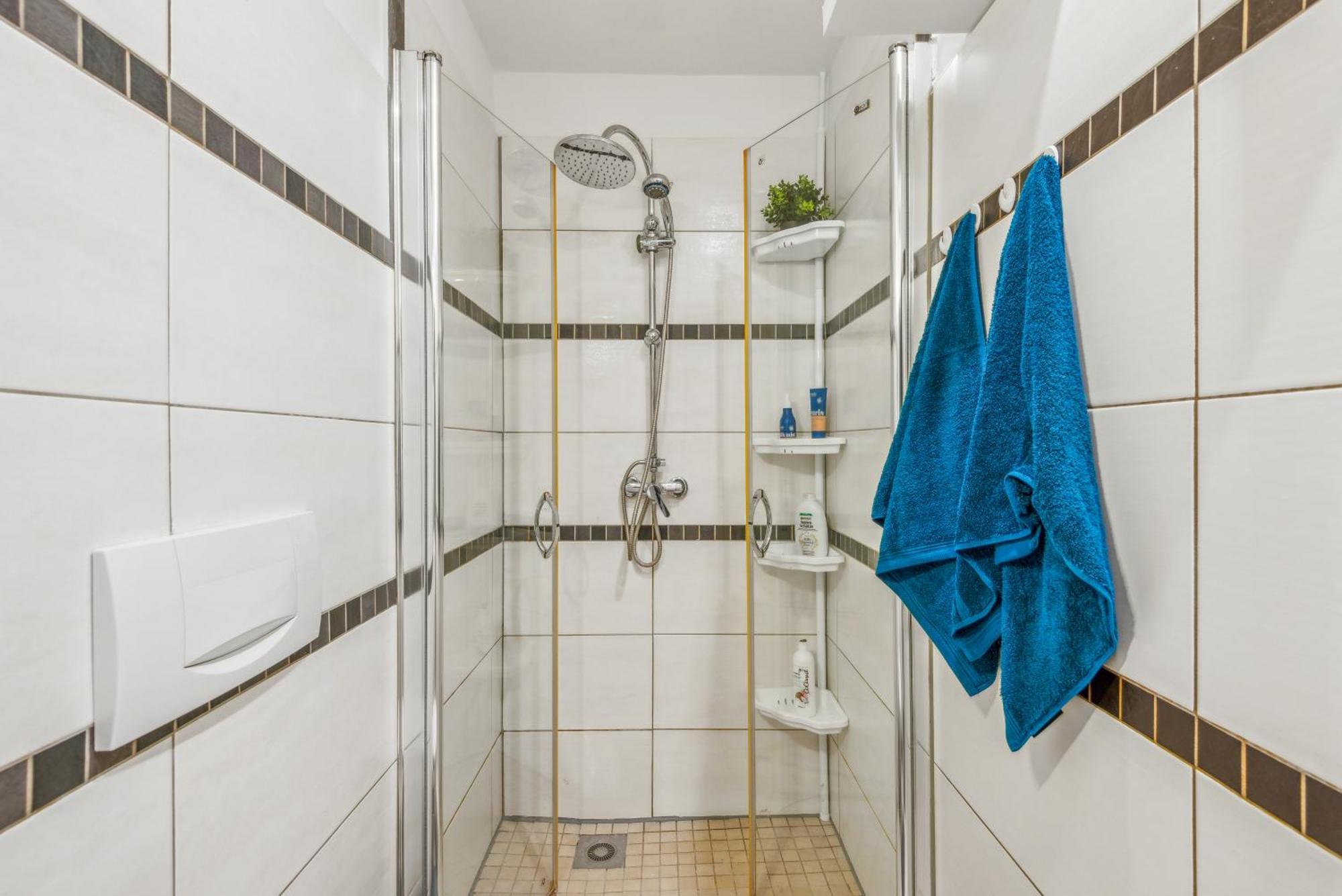 Zentrale Lage ... Ideal Fuer Geschaeftsleute, Monteure, Familien...3 Zimmer, Wlan, Smarttv Mettmann Luaran gambar