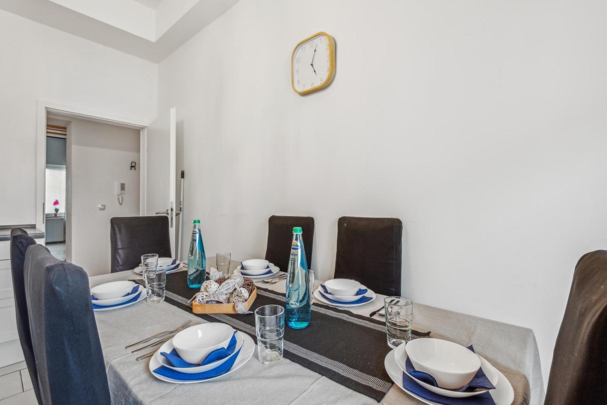 Zentrale Lage ... Ideal Fuer Geschaeftsleute, Monteure, Familien...3 Zimmer, Wlan, Smarttv Mettmann Luaran gambar